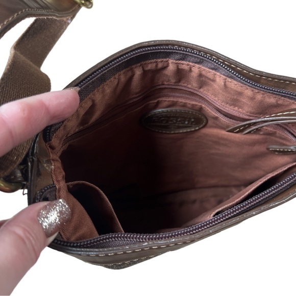 Fossil Issue Number 1954 Women’s Brown and Tan Crossbody Adjustable Strap Purse - Picture 9 of 11
